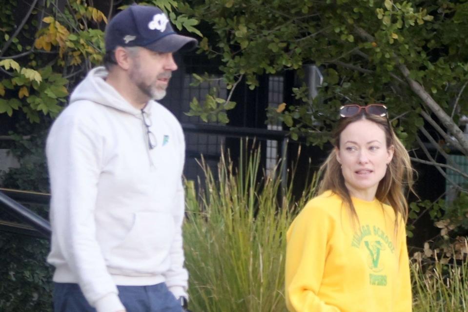 Los Angeles, CA - *PREMIUM-EXCLUSIVE* - WEB EMBARGOED UNTIL 5 PM ET January 29, 2023 Olivia Wilde and Jason Sudeikis show they're finally on good terms as they leave a reunion together in Hollywood on Friday after- noon.  Olivia and Jason had a long chat outside their cars, then hugged and said goodbye.  The former couple had a controversial split, but it looks like they're finally on their way after Olivia's split with Harry Styles.  Pictured: Oliva Wilde, Jason Sudeikis BACKGRID USA 29 JANUARY 2023 BYLINE MUST READ: BACKGRID USA: +1 310 798 9111 / usasales@backgrid.com UK: +44 208 344 2007 / uksales@backgrid.com *UK Customers - Images containing children Please pixelate face before posting*