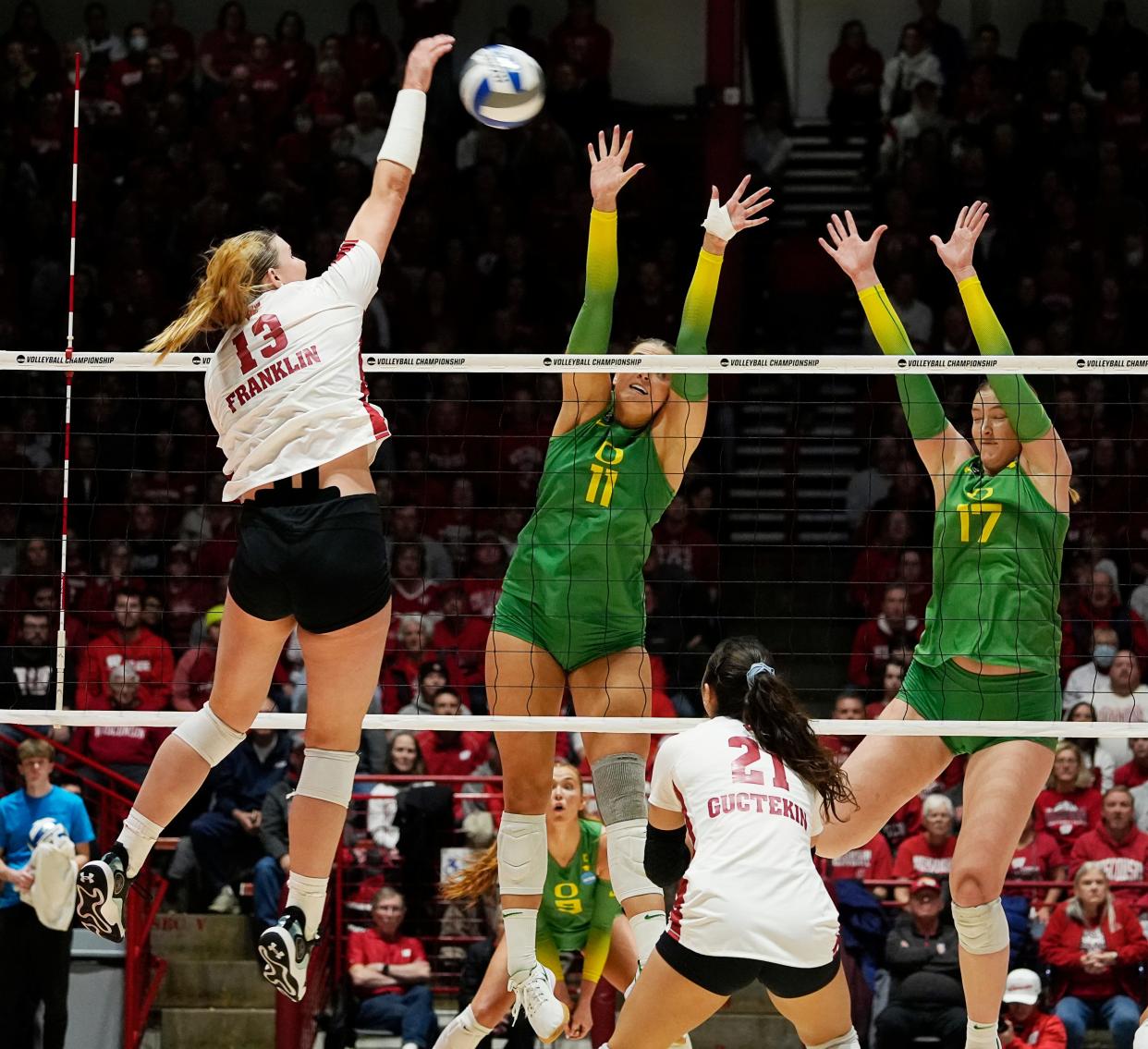 The Wisconsin women's volleyball team beats Oregon in four sets to make