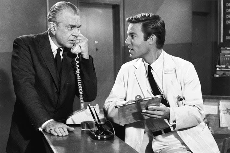 Raymond Massey (Dr. Gillespie) y Richard Chamberlain  (Dr. Kildare), en una foto promocional de la serie televisiva