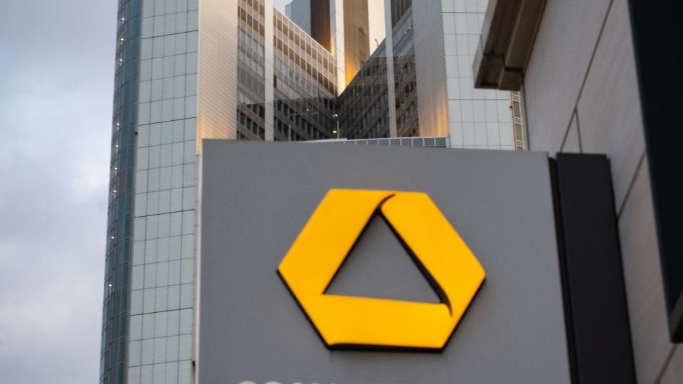 Das Logo des Commerzbank an einer Filiale in Sichtweite der Zentrale der Commerzbank in Frankfurt am Main.