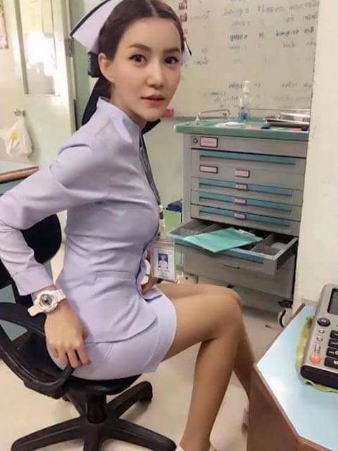 <p>Esta foto comenzó a ser compartida en las redes sociales. Se trata de una enfermera tailandesa que ganó fama entre los usuarios, pero críticas entre sus colegas de profesión, quienes la obligaron a renunciar. </p>