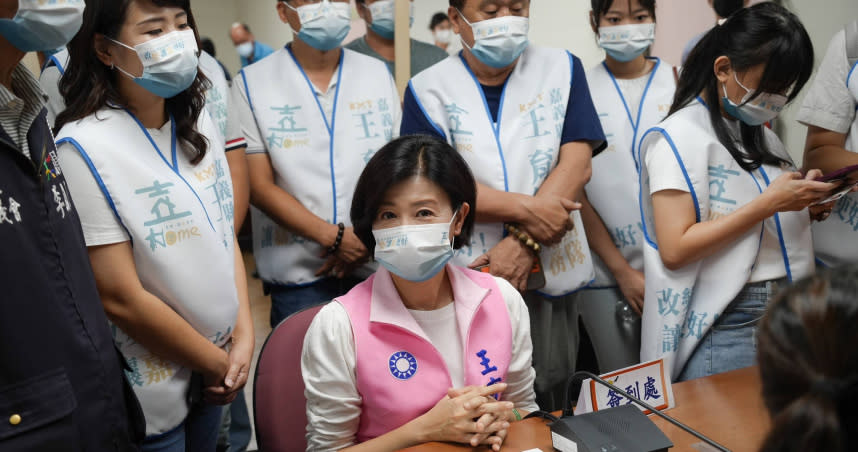 國民黨嘉義縣長參選人王育敏今日正式登記參選，並向嘉義縣長翁章梁下辯論戰帖。（圖／王育敏辦公室提供）