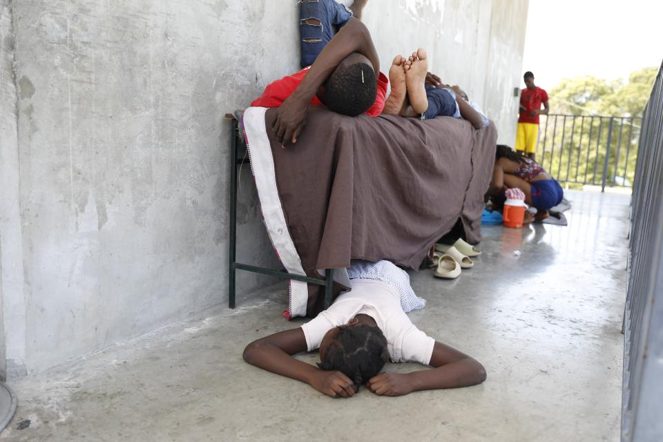 Residentes desplazados por los combates entre pandillas y autoridades descansan en una escuela reconvertida en albergue, en Puerto Príncipe, Haití, el 8 de marzo de 2024. (AP Foto/Odelyn Joseph)