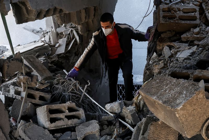 Un palestino inspecciona el lugar de un ataque israelí contra una casa en Rafah, en el sur de la Franja de Gaza