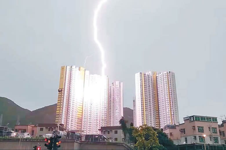 屯門和田邨：電光火石一刻，有如電影畫面。