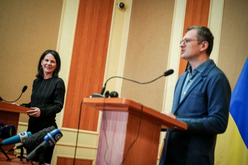 Annalena Baerbock (L), Germany's Foreign Minister, and Dmytro Kuleba, Ukraine's Foreign Minister, hold a joint press conference in Odessa. Kay Nietfeld/dpa