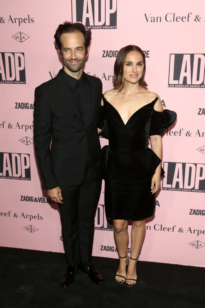 Benjamin puts his arm around Natalie on the red carpet