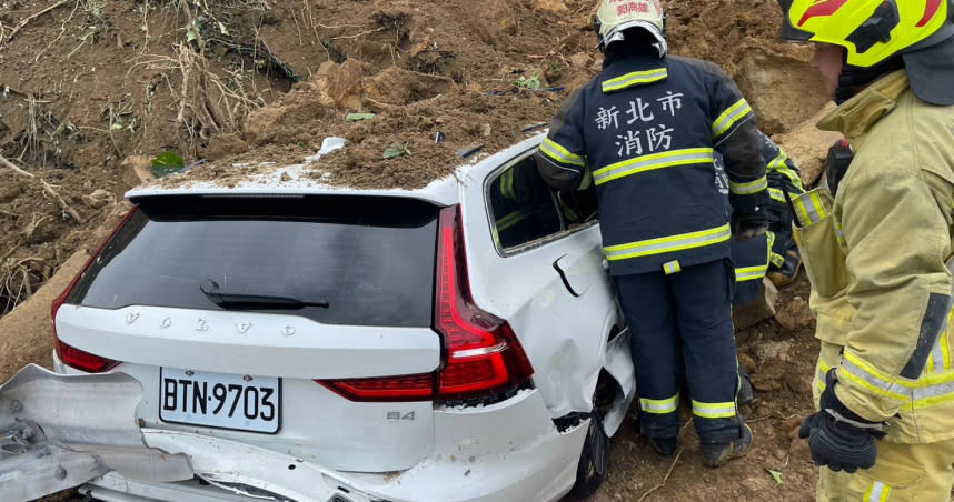 救難人員已經抵達現場對受困車輛進行救援。（圖／基隆市消防局提供）