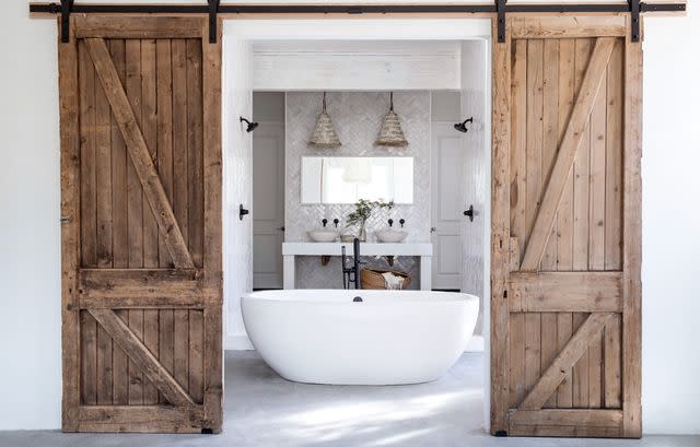 <p>Design by <a href="https://www.leanneford.com/" data-component="link" data-source="inlineLink" data-type="externalLink" data-ordinal="1">Leanne Ford Interiors</a> / Photo by <a href="https://www.amyneunsinger.com" data-component="link" data-source="inlineLink" data-type="externalLink" data-ordinal="2">Amy Neunsinger</a></p>