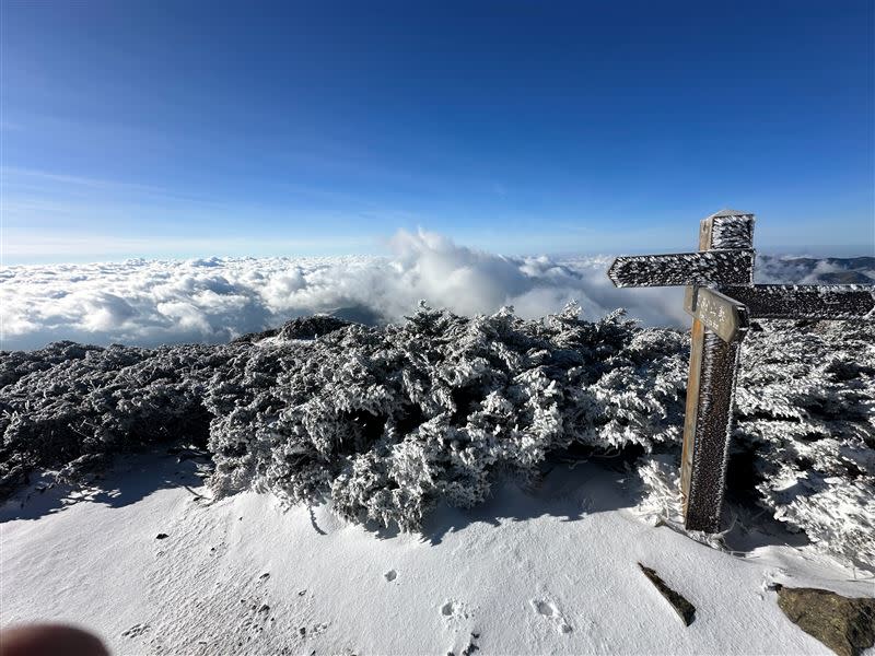 今年入冬「初雪」來了！雪山圈谷積雪深達10公分。(圖／雪霸國家公園管理處提供)