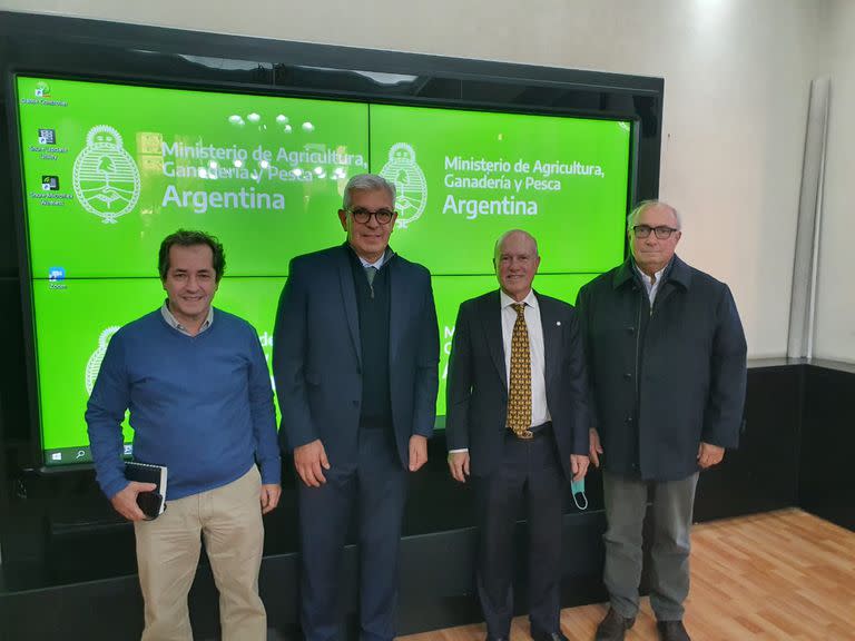 Obdulio San Martín, presidente del Inase; Julián Domínguez, ministro de Agricultura; Luis Zubizarreta, presidente de Acsoja y Rodolfo Rossi, expresidente de esa cadena