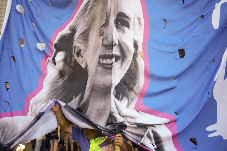 Un manifestante lleva una pancarta con la cara de la ya fallecida primera dama Eva Perón durante una marcha hacia el Congreso en una huelga nacional contra las reformas económicas y laborales lanzadas por el presidente argentino, Javier Milei, en Buenos Aires, Argentina, el miércoles 24 de enero de 2024. (AP Foto/Natacha Pisarenko)