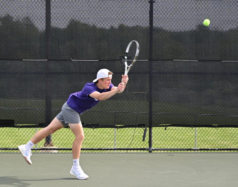 Philip Etzel de Lexington ayudó a los Minutemen a avanzar en el torneo de tenis por equipos de la Asociación de Entrenadores de Tenis de Ohio el lunes con una victoria sobre Ottawa Hills.