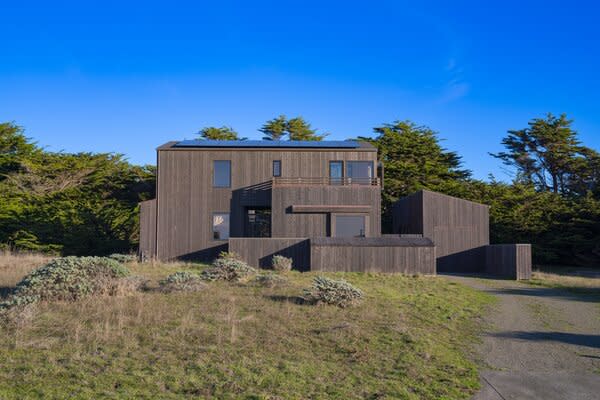 Signature to The Sea Ranch Community design, the home is dressed in wood cladding, allowing it to effortlessly blend in with its natural setting.
