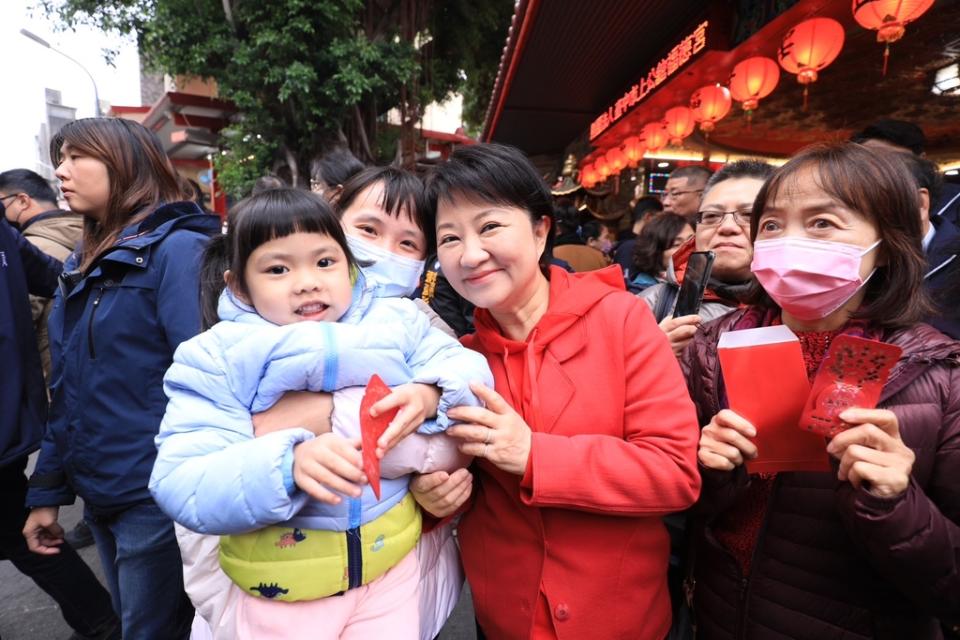 《圖說》盧秀燕市長西區上公館福德宮發放龍年小紅包。