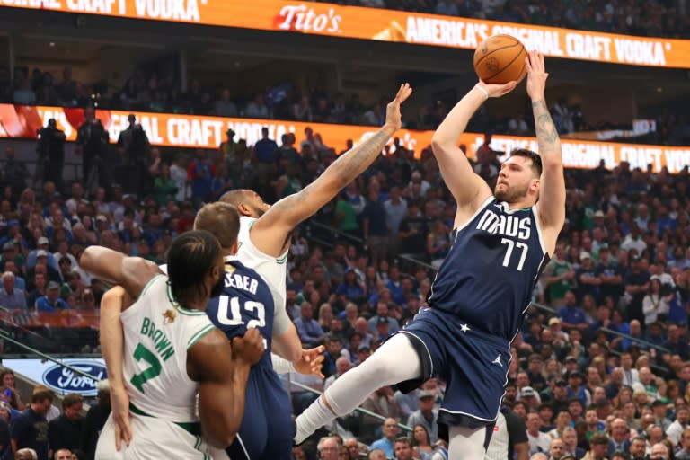 Luka Doncic, de los Dallas Mavericks, lanza a canasta en el partido del viernes ante los Boston Celtics. (Stacy Revere)