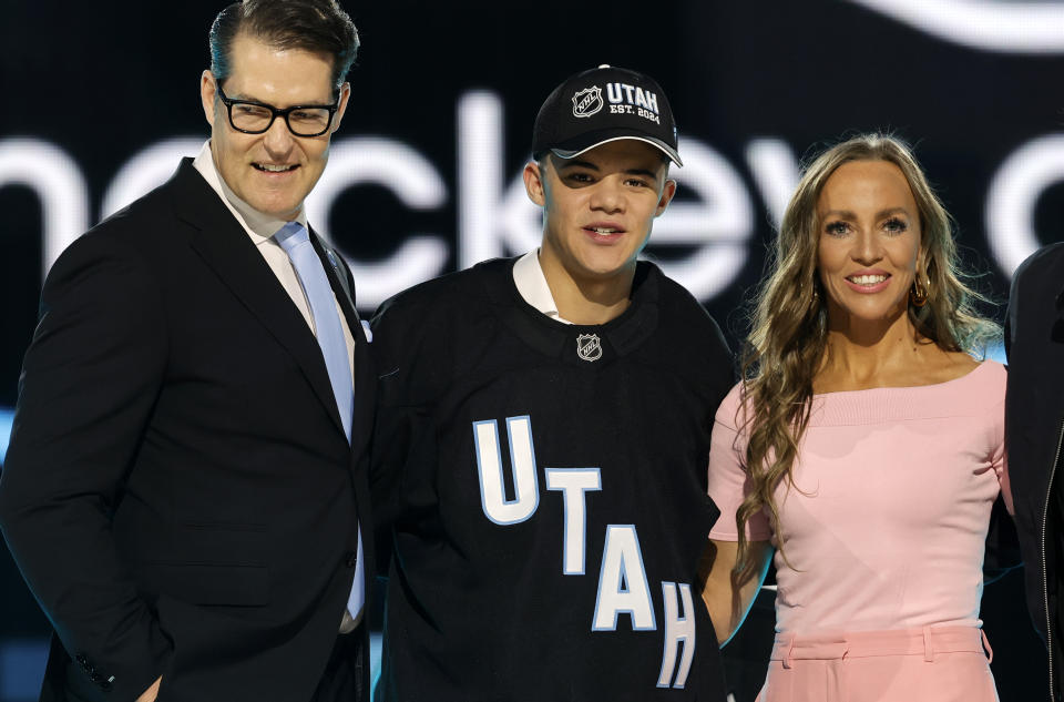 Tij Iginla, center, poses after being selected by the Utah Hockey Club during the first round of the NHL hockey draft Friday, June 28, 2024, in Las Vegas. (AP Photo/Steve Marcus)