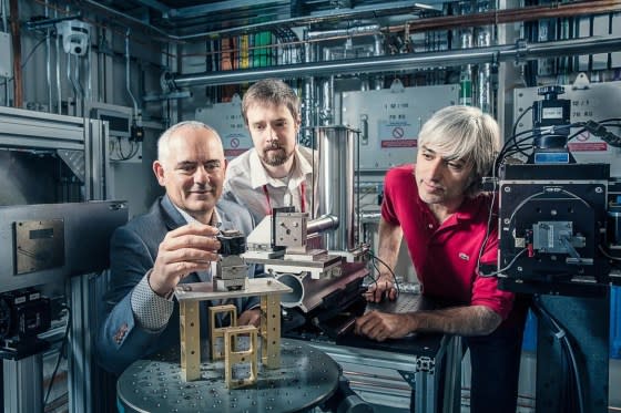 Seales and his team at the Oxford Diamond Light Source.<span class="copyright">Courtesy of Vesuvius Challenge, EduceLab/The University of Kentucky</span>