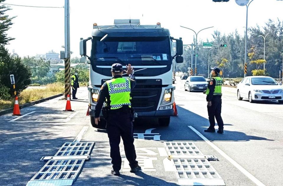 警方加強取締台十七線西濱公路大型車違規，以防交通事故，確保人車安全。（記者葉進耀翻攝）