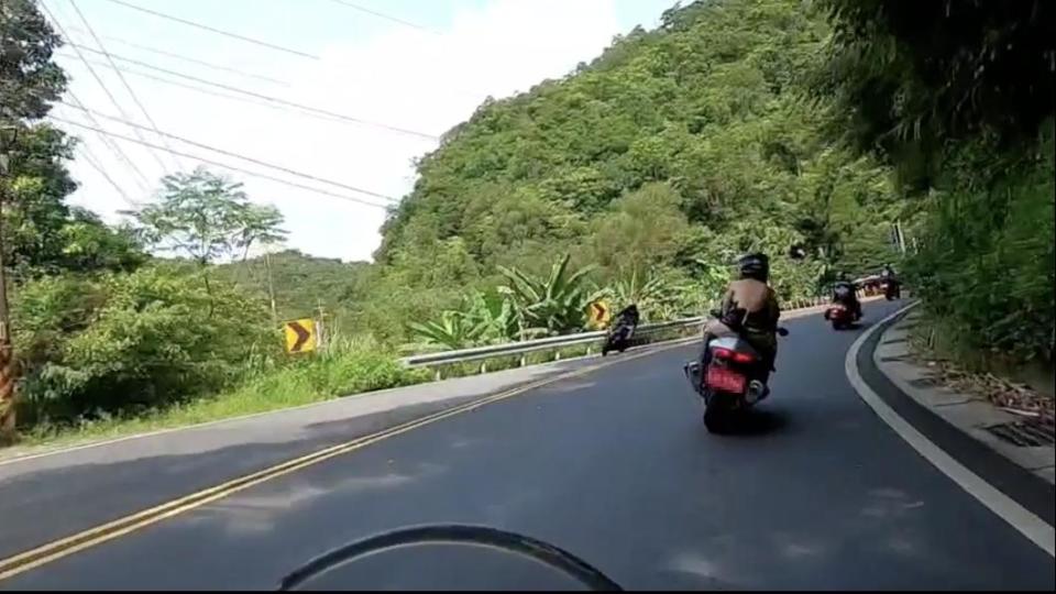 網友曬出重機辣妹照。（圖／翻攝自「重機車友 ❘ 各區路況、天氣回報中心」臉書）