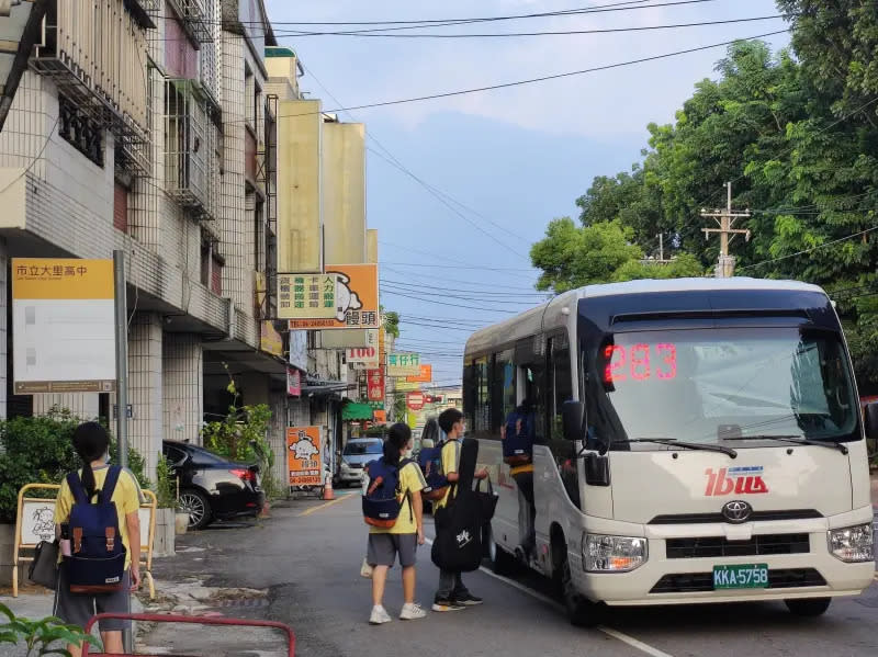 ▲議員張芬郁指出，中市公車從暑假開始縮減班次，開學後情況更惡劣(圖／張芬郁提供2023.9.24)