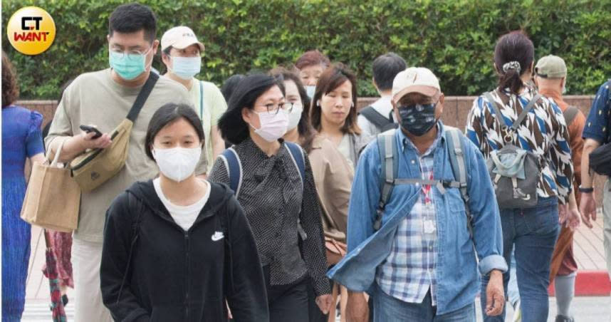 氣象署表示，明後天（10、11日）水氣較少，迎風面降雨較零星，中南部午後局部短暫雷陣雨。（示意圖／黃威彬攝）