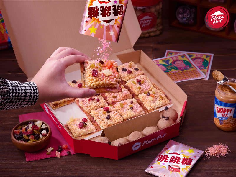 必勝客「爆米香跳跳糖比薩」集結了各種兒時的零嘴，每一口都是對童年美好時光的懷念。（圖／品牌業者提供）