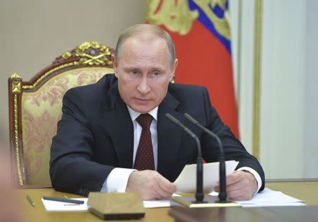 Russian President Vladimir Putin chairs a meeting of the Security Council at the Kremlin in Moscow, November 20, 2014. REUTERS/Alexei Druzhinin/RIA Novosti/Kremlin