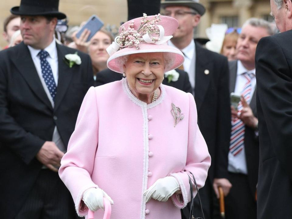 Die Queen ist regelmäßig mit Broschen zu sehen - jetzt sind fünf Exemplare in einer Ausstellung zu sehen. (Bild: imago/i Images)