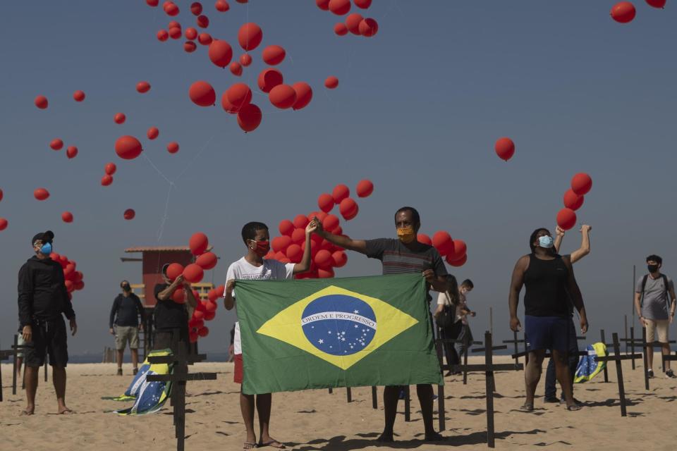 Red balloons are released to honor the victims of Covid-19 (AP)