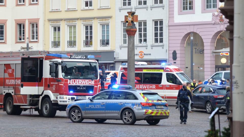 Einsatzkräfte von Polizei und Feuerwehr nahe der Fußgängerzone in Trier.