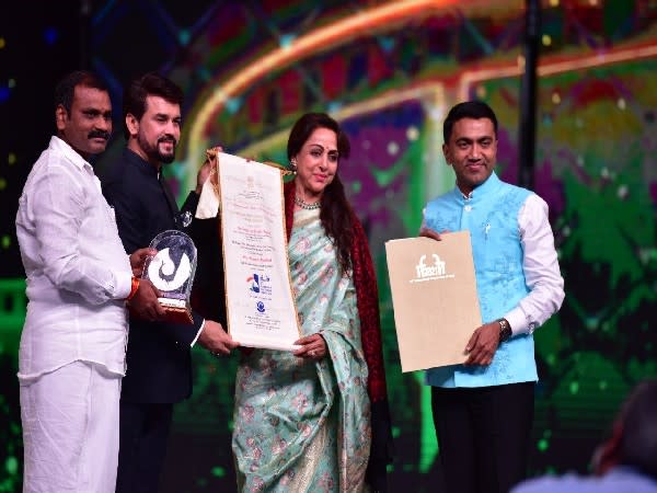 Bezet Bewijzen ontvangen Veteran actor Hema Malini conferred with Indian Film Personality of the  Year 2021 Award at IFFI Goa