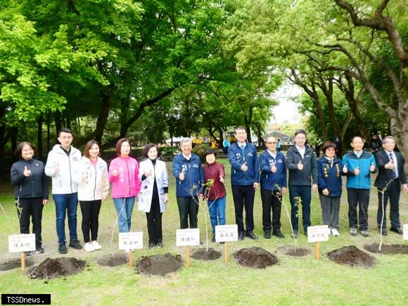 適逢羅東林場100年，行政院長陳建仁出席「傳承下個百年 植樹羅東林場」，宜蘭縣長林姿妙共同出席，種植風箱樹。（記者董秀雲攝）