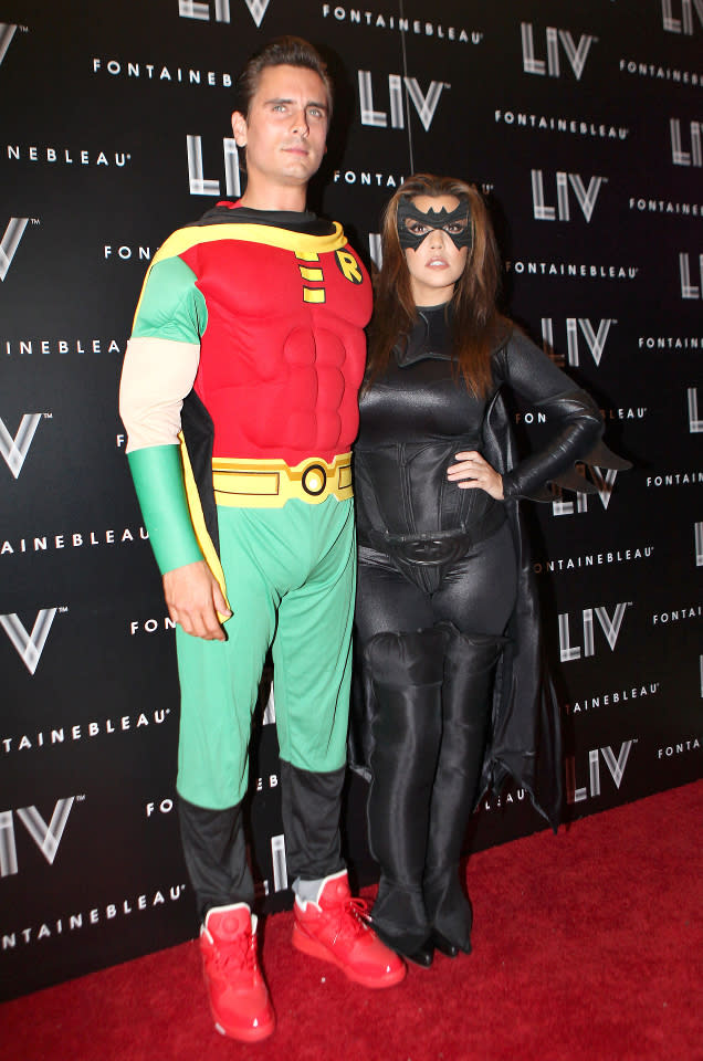 Auf derselben Halloween-Feier im Jahr 2012 wählte Kims ältere Schwester Kourtney Kardashian ein ähnliches Outfit. An der Seite ihres Ex‘ Scott Disick posierte die dreifache Mutter als Batgirl. (Bild-Copyright: MediaPunch/REX/Shutterstock)