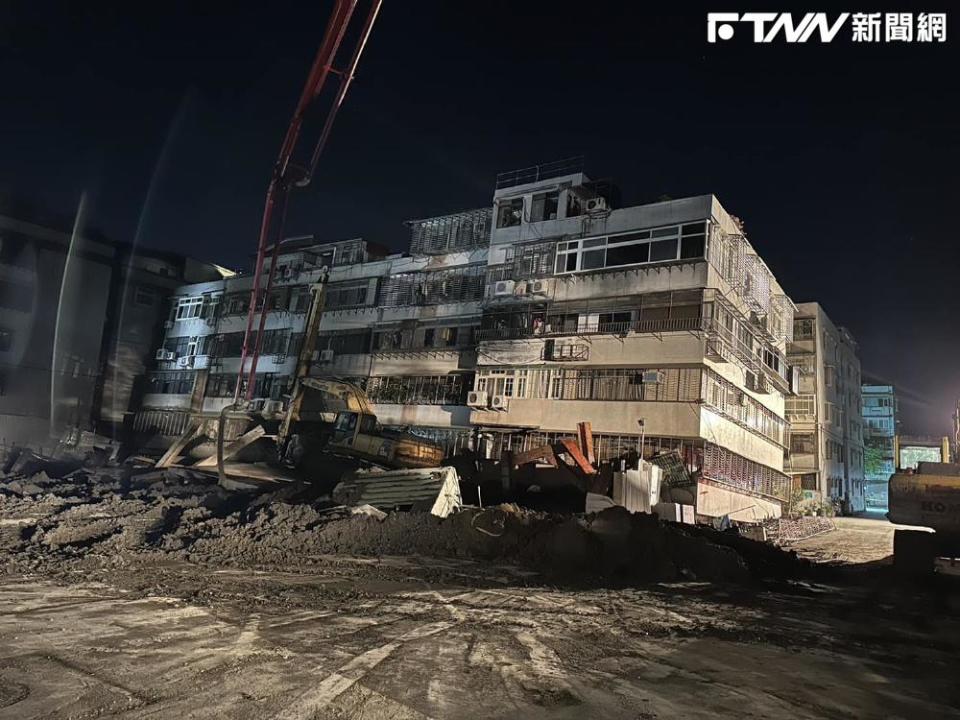 台北市大直街新建案「基泰大直」7日晚間疑因施工不慎，導致附近多棟民宅龜裂、傾斜，甚至整棟塌陷。（圖／陳怡君臉書）