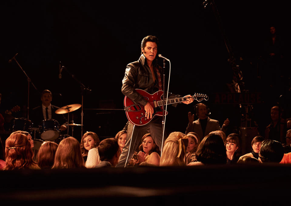 En esta imagen proporcionada por Warner Bros. Pictures shows Austin Butler en una escena de "Elvis". Butler está nominado al Oscar como mejor actor por la película biográfica sobre Elvis Presley “Elvis”. (Warner Bros. Pictures vía AP)