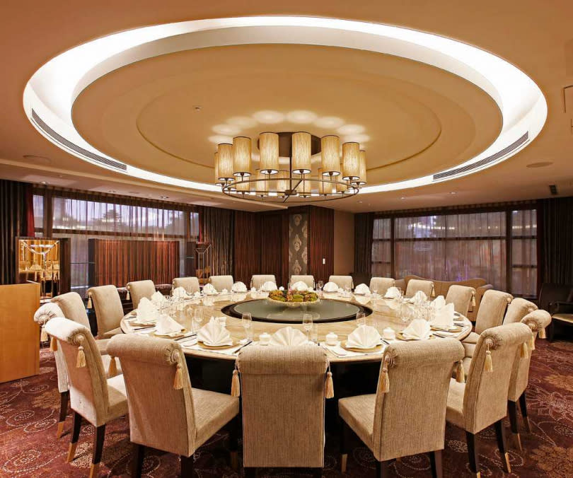 福容台北一館宴會廳擁有完善的影音設備、豐富精緻的佳餚、明亮寬敞的用餐空間！