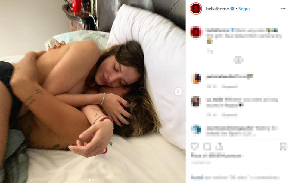 Bella Thorne ha pubblicato su Instagram una foto in compagnia di una donna. "È molto carina", scrive Bella: "La prima ragazza con cui sono uscita, timida davanti all'obiettivo". La reazione del fidanzato non si fa attendere.