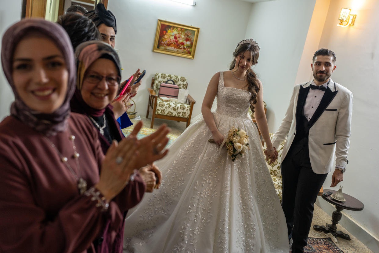 Mohammed Hassan Jawad Jassim, que quedó ciego durante las protestas de 2019, con su mujer y sus hijos en Bagdad, el 12 de febrero de 2023. (João Silva/The New York Times)