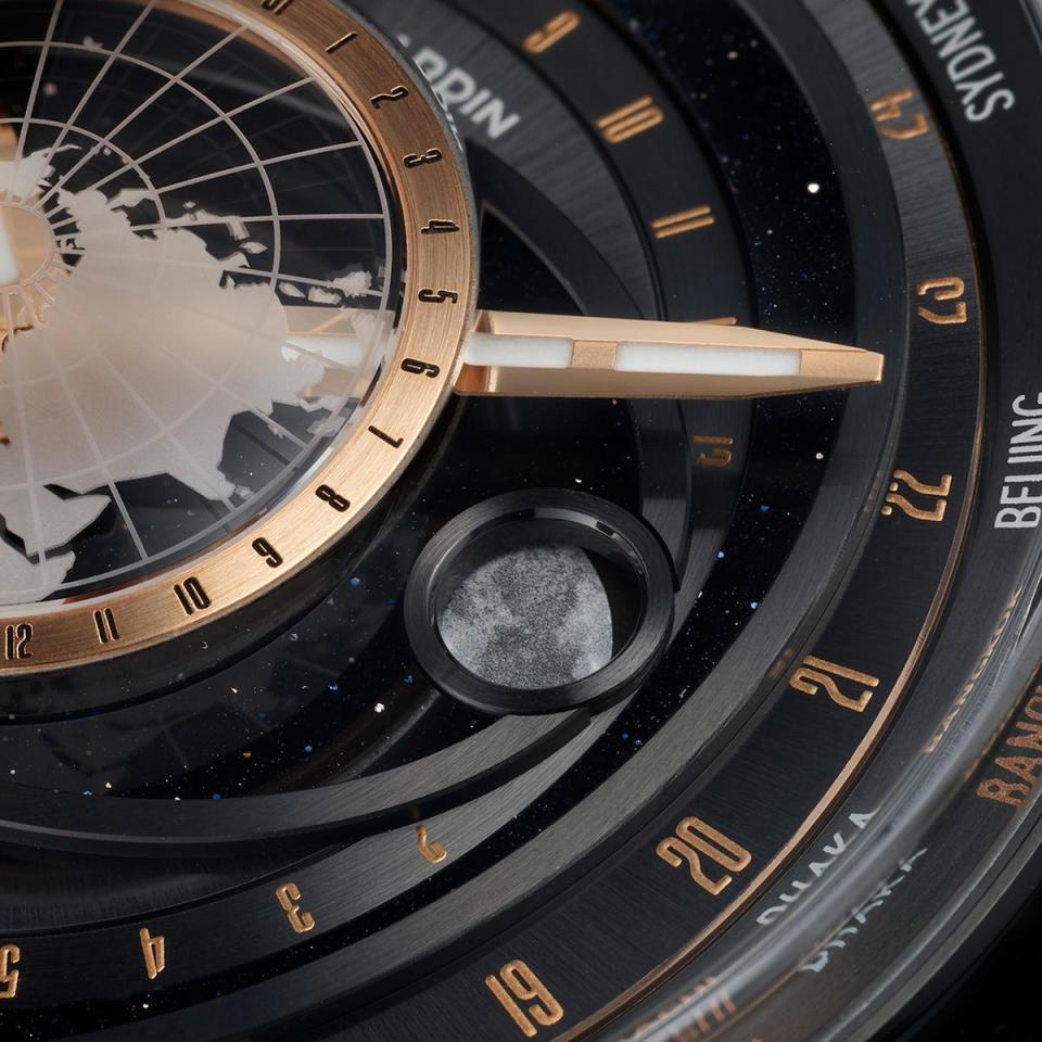 除了能夠精準顯示當前月亮狀態的精密月相，此次雅典錶還使用砂金石面盤，打造點點星空。