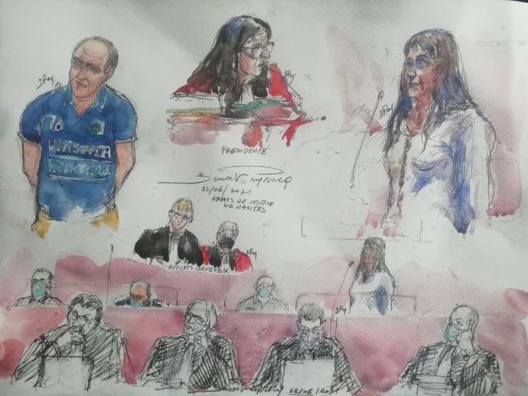 Croquis d'audience montrant le principal accusé de l'affaire Troadec Hubert Caouissin (g) et sa co-accusée Lydie Troadec (d) ainsi que d'autres protagonistes du procès qui s'est ouvert devant la cour d'assises à Nantes, le 22 juin 2021 - Benoit PEYRUCQ © 2019 AFP