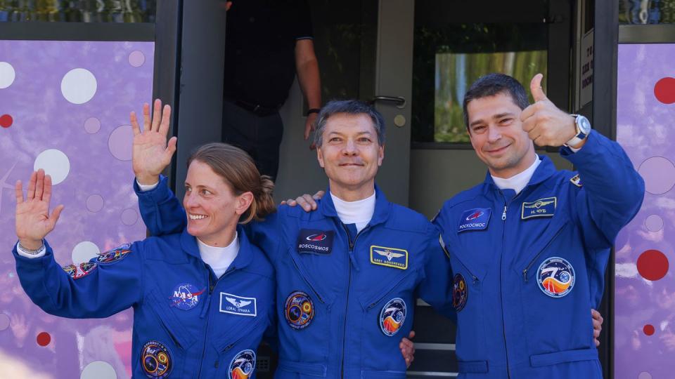 Kein Mensch war länger im All, als der russische Kosmonaut Oleg Kononenko (M.) (Bild: dpa)