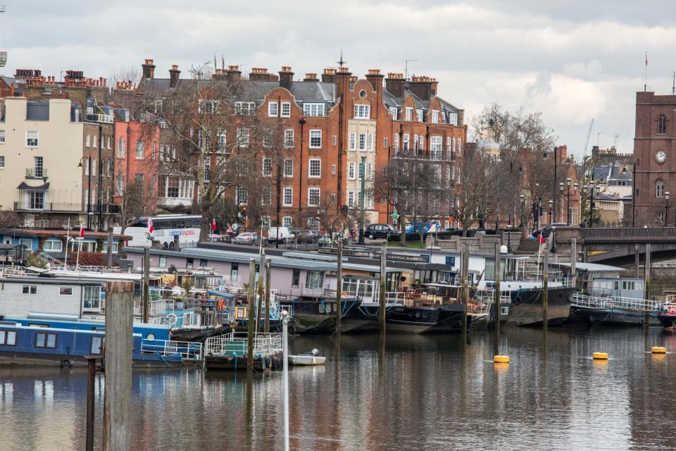 Boats on the river along Cheyne Walk and Chelsea Embankment: ALEX LENTATI