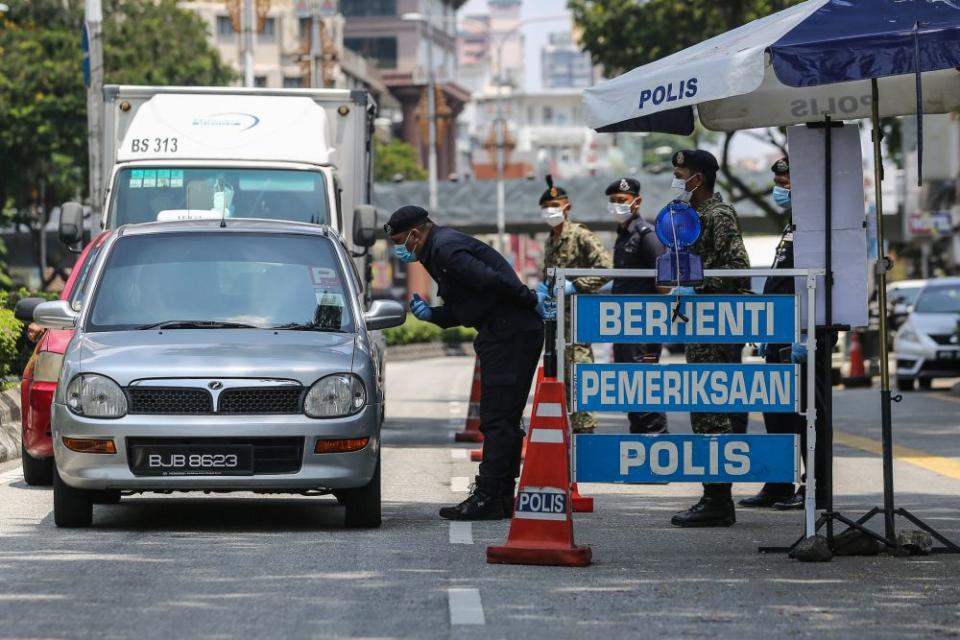 Police and Armed Forces personnel conduct checks during a roadblock in Kuala Lumpur March 31, 2020. — Picture by Yusof Mat Isa