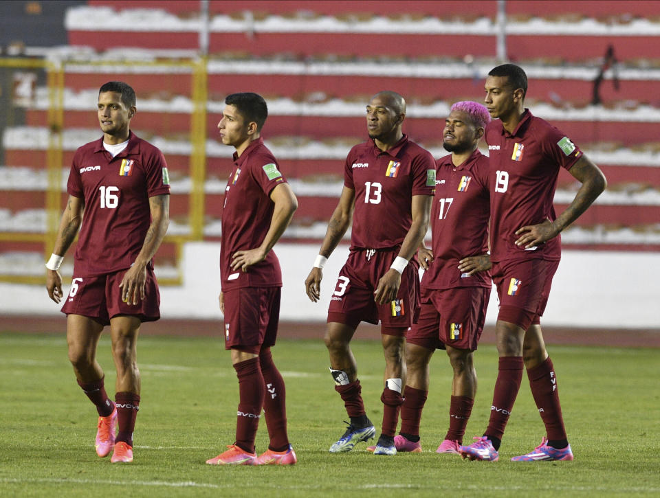 Los jugadores de la selección de Venezuela abandonan la cancha tras la derrota ante Bolivia en un duelo de la eliminatoria mundialista, el jueves 3 de junio de 2021 (Aizar Raldes/Pool via AP)