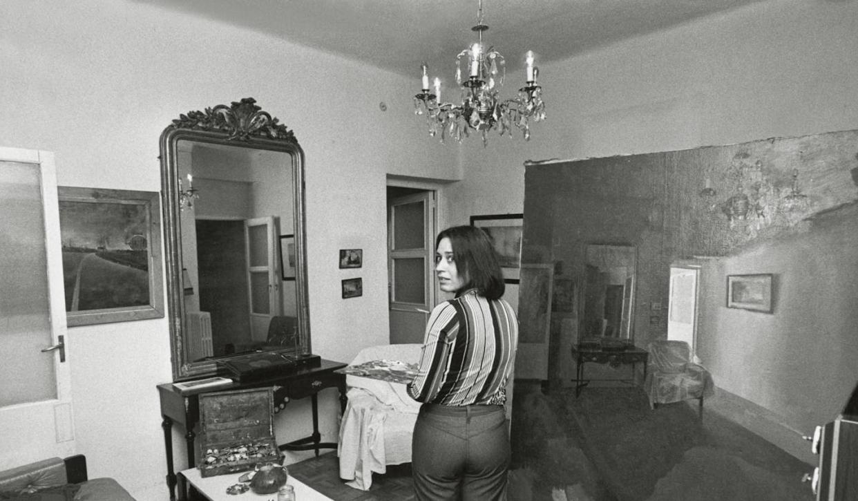 Isabel Quintanilla pintando 'Gran interior', 1973. Fotografía de Stefan Moses. © Isabel Quintanilla. VEGAP, Madrid, 2024