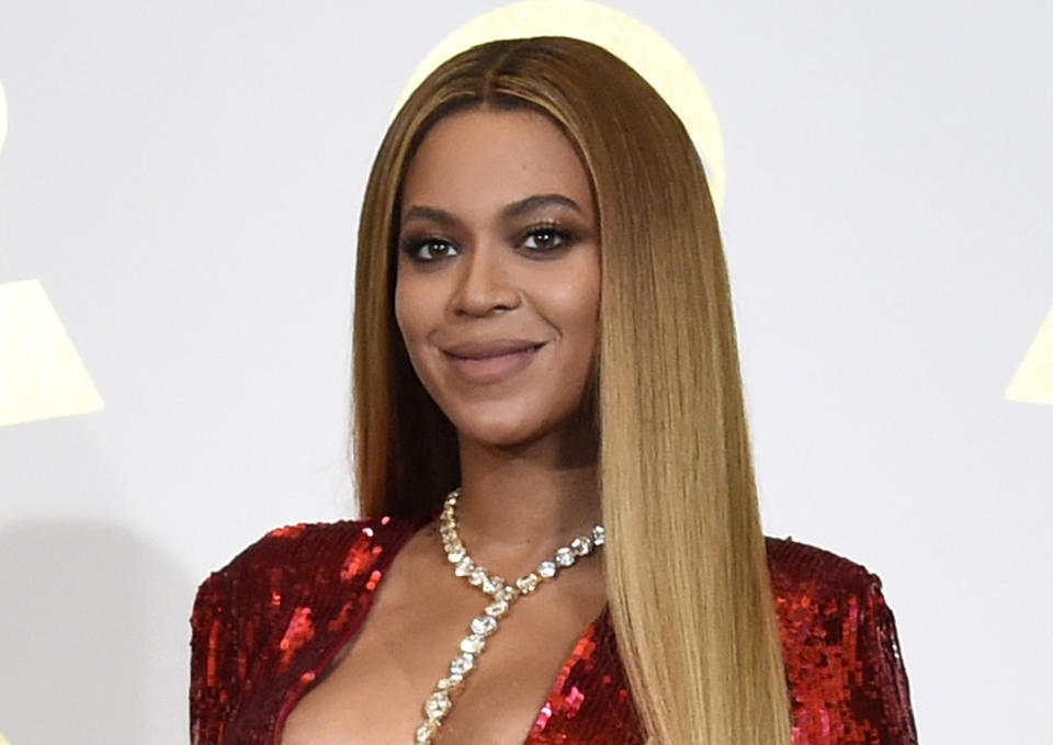 En esta foto del 12 de febrero de 2017, Beyoncé posa en la sala de prensa durante la ceremonia de los premios Grammy en Los Angeles. Beyoncé encabezó el martes la lista de nominados a los Grammy con nueve menciones que incluyen canción y grabación del año. (Foto por Chris Pizzello/Invision/AP, Archivo)