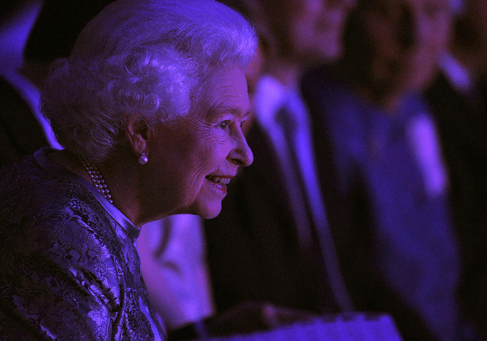 La reina Isabel II ve un desfile de moda en el Centro Nacional de Convenciones de Dublín el 19 de mayo de 2011. (Foto: CARL DE SOUZA/AFP vía Getty Images)