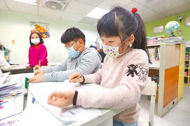 短期補習班、幼兒園及兒童課後照顧服務中心等機構，因防疫而停班，家長可以申請防疫照顧假，但不強制雇主給薪。（本報資料照片）