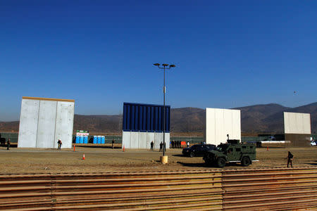 Imagen de archivo de autoridades de la Patrulla Fronteriza de Estados Unidos visitando el lugar donde se construyeron varios prototipos del muro fronterizo propuesto por el presidente Donald Trump, tomada desde el lado mexicano de la frontera, en Tijuana